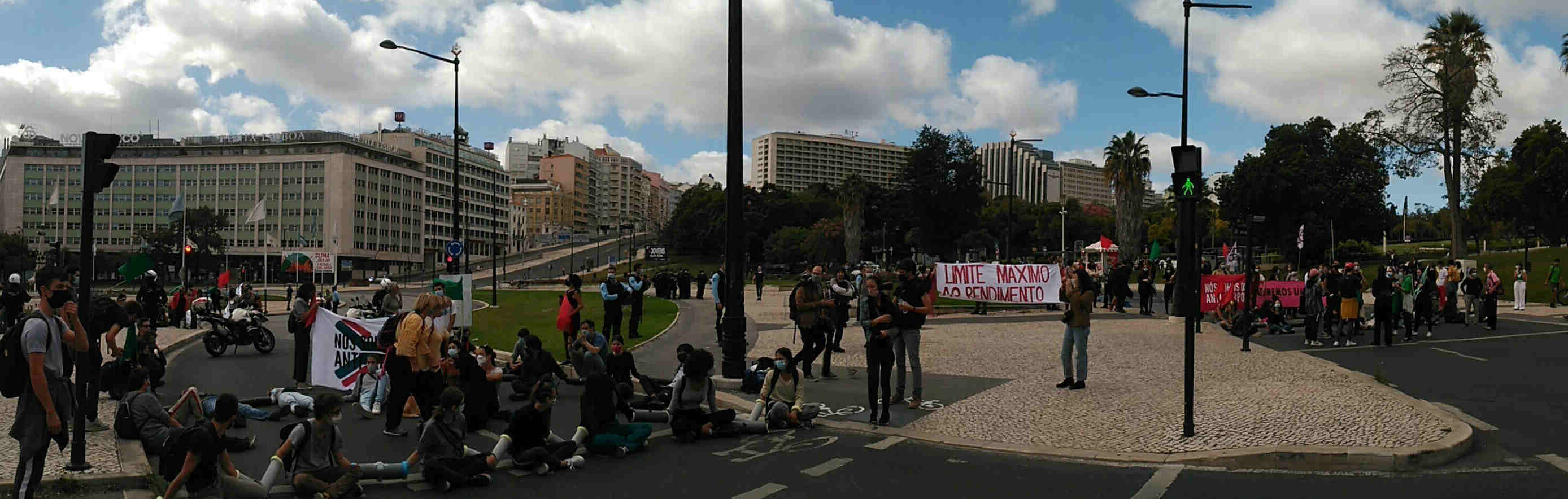Protesto do Climáximo bloqueia a Praça Marquês de Pombal em Lisboa