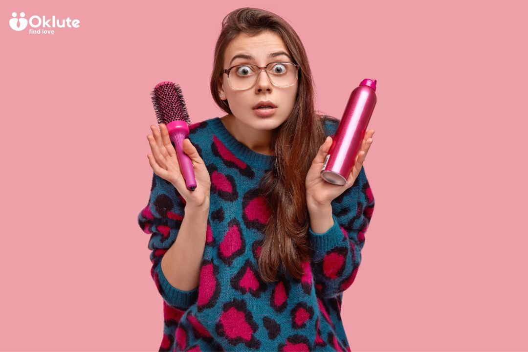 Jovem mulher com óculos, escova e spray para cabelo, vestindo casaco de padrão leopardo, com expressão surpreendida