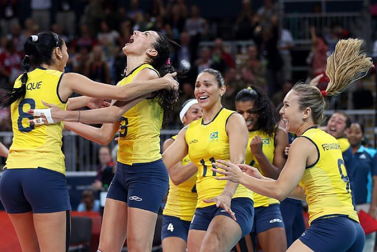 20261014 voleibol jogadoras celebracao vitoria
