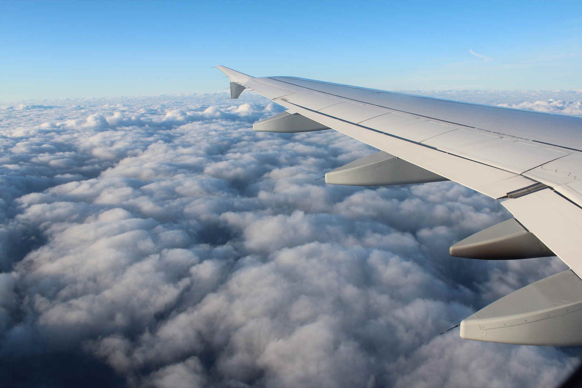 Asa de avião e nuvens