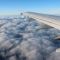 Asa de avião e nuvens